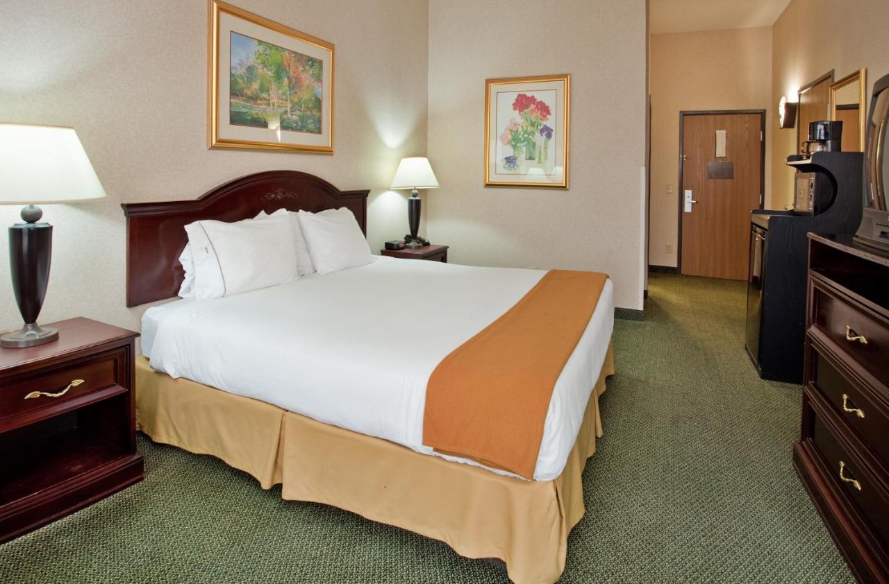 Deluxe King Room - Smoking at Holiday Inn Express & Suites O'Fallon/Shiloh by IHG