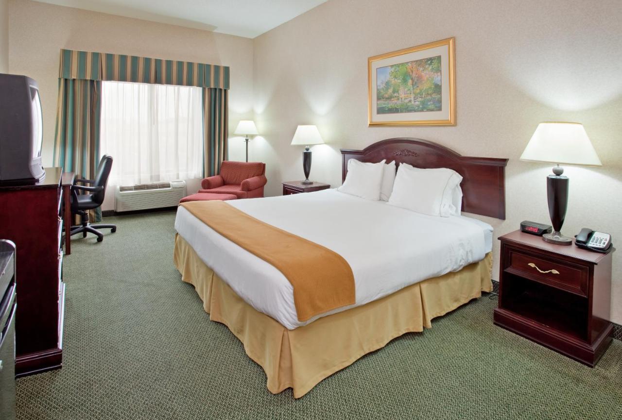 Deluxe King Room - Smoking at Holiday Inn Express & Suites O'Fallon/Shiloh by IHG