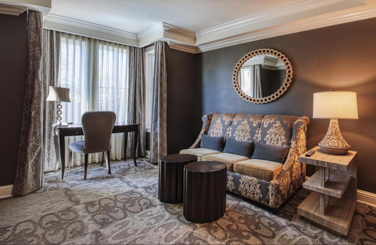 King Suite with Balcony at Hotel Ballard