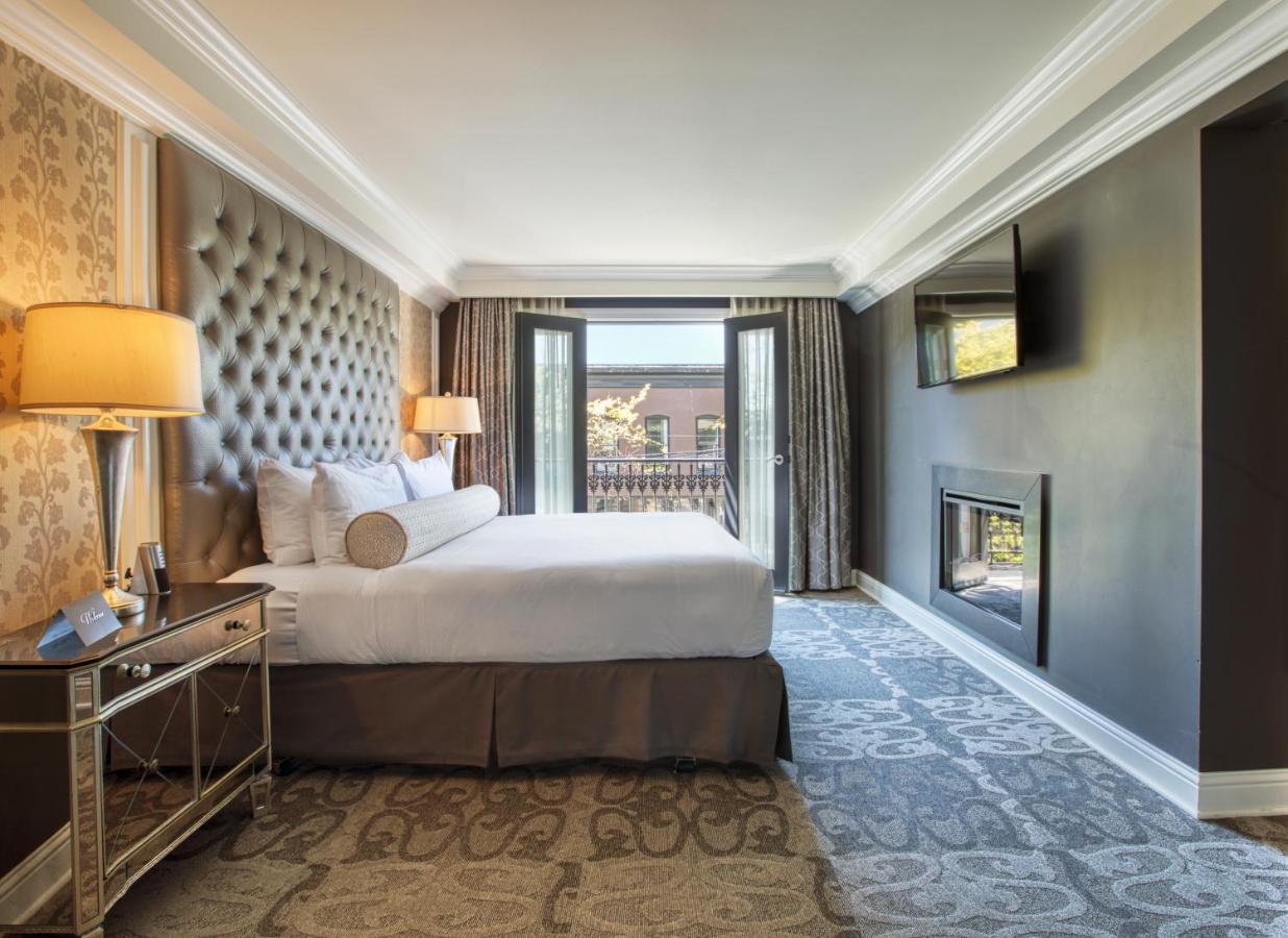 King Suite with Balcony at Hotel Ballard