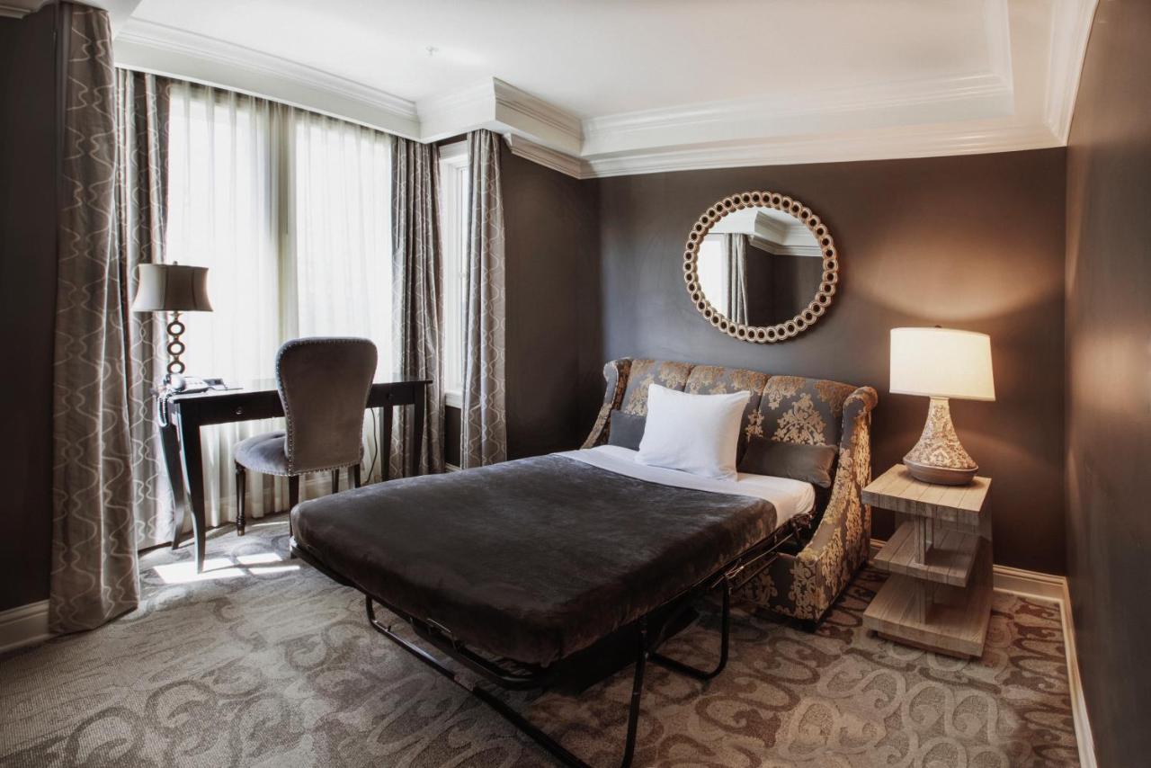 King Suite with Balcony at Hotel Ballard