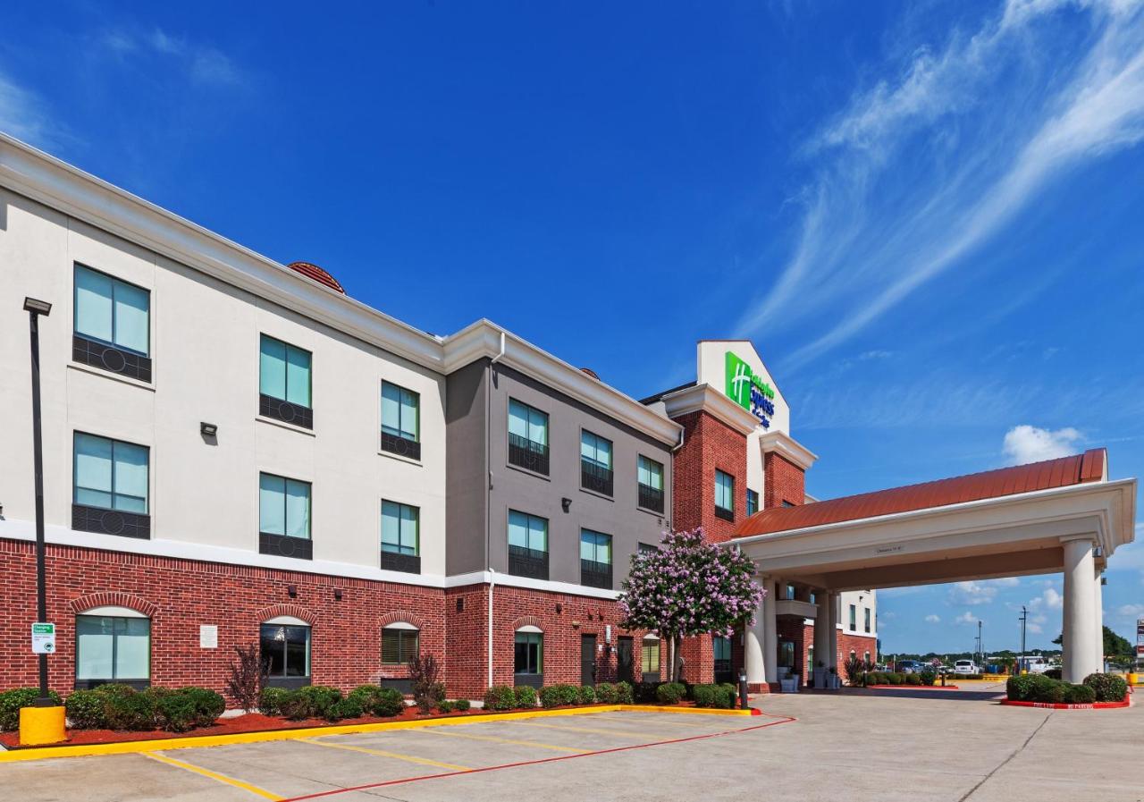  | Holiday Inn Express Hotel & Suites Sealy