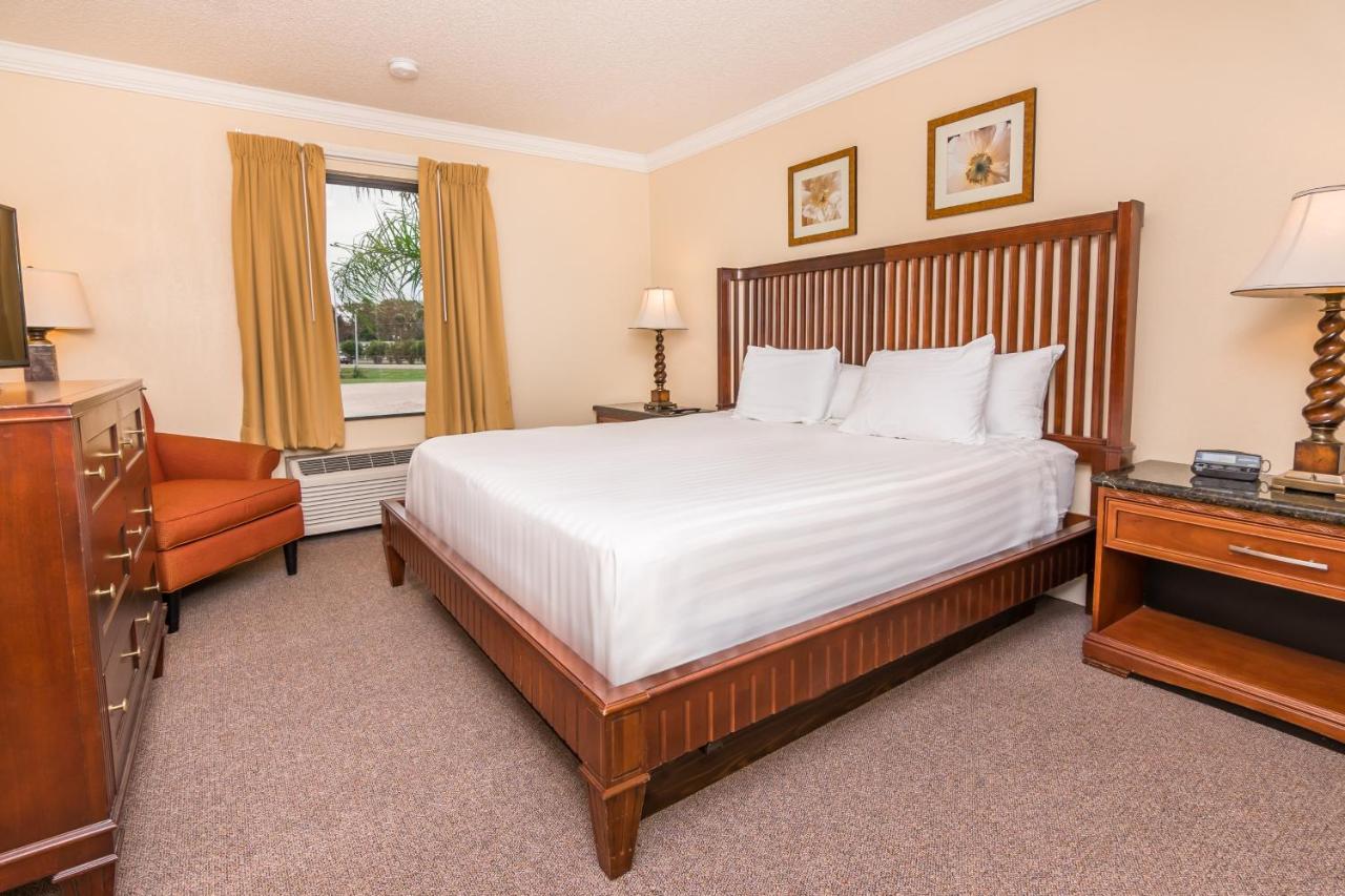 King Room - Non-Smoking at Lakeshore Resort and Marina