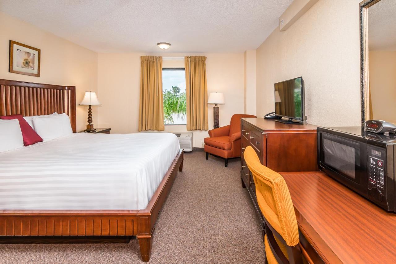 King Room - Non-Smoking at Lakeshore Resort and Marina