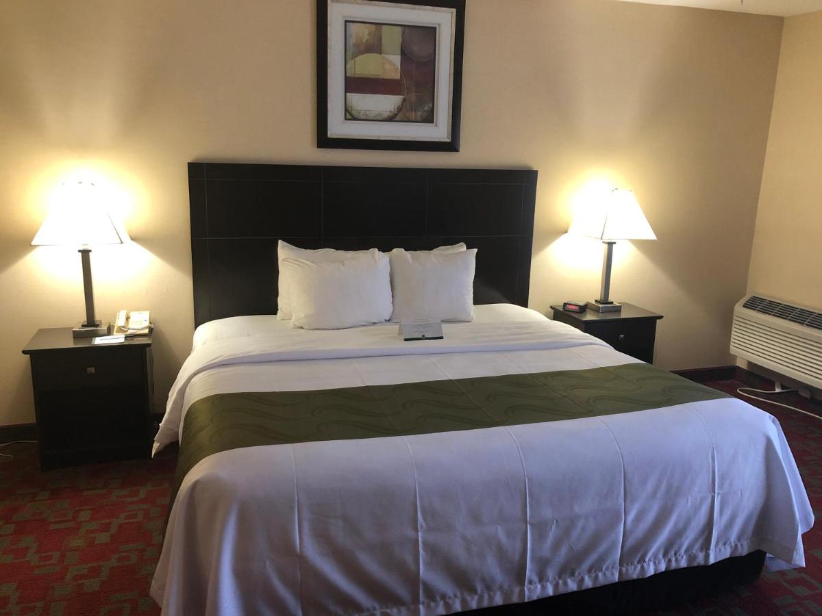 King Room - Non-Smoking/Exterior Corridor at Days Inn by Wyndham Shelburne/Burlington