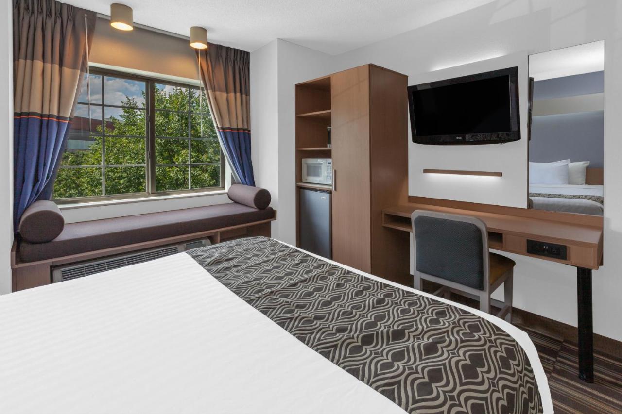 Queen Room - Non-Smoking at Microtel Inn & Suites by Wyndham Baltimore BWI Airport