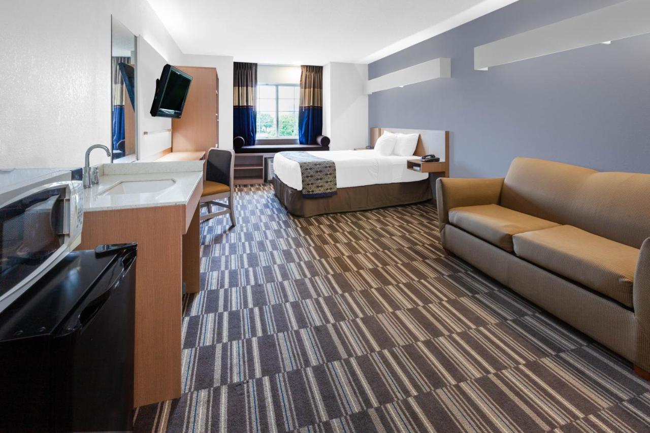 Queen Room - Non-Smoking at Microtel Inn & Suites by Wyndham Baltimore BWI Airport