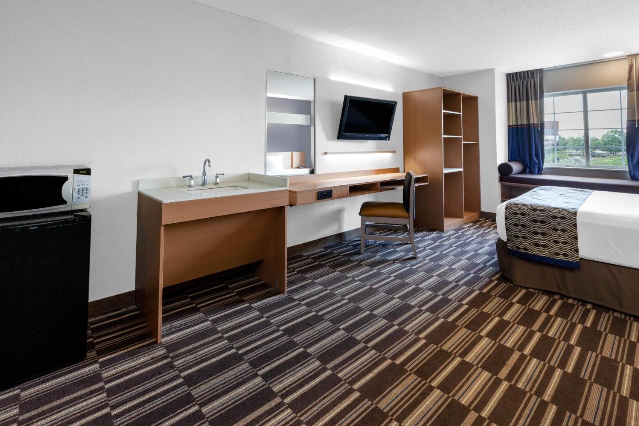 Queen Room - Non-Smoking at Microtel Inn & Suites by Wyndham Baltimore BWI Airport