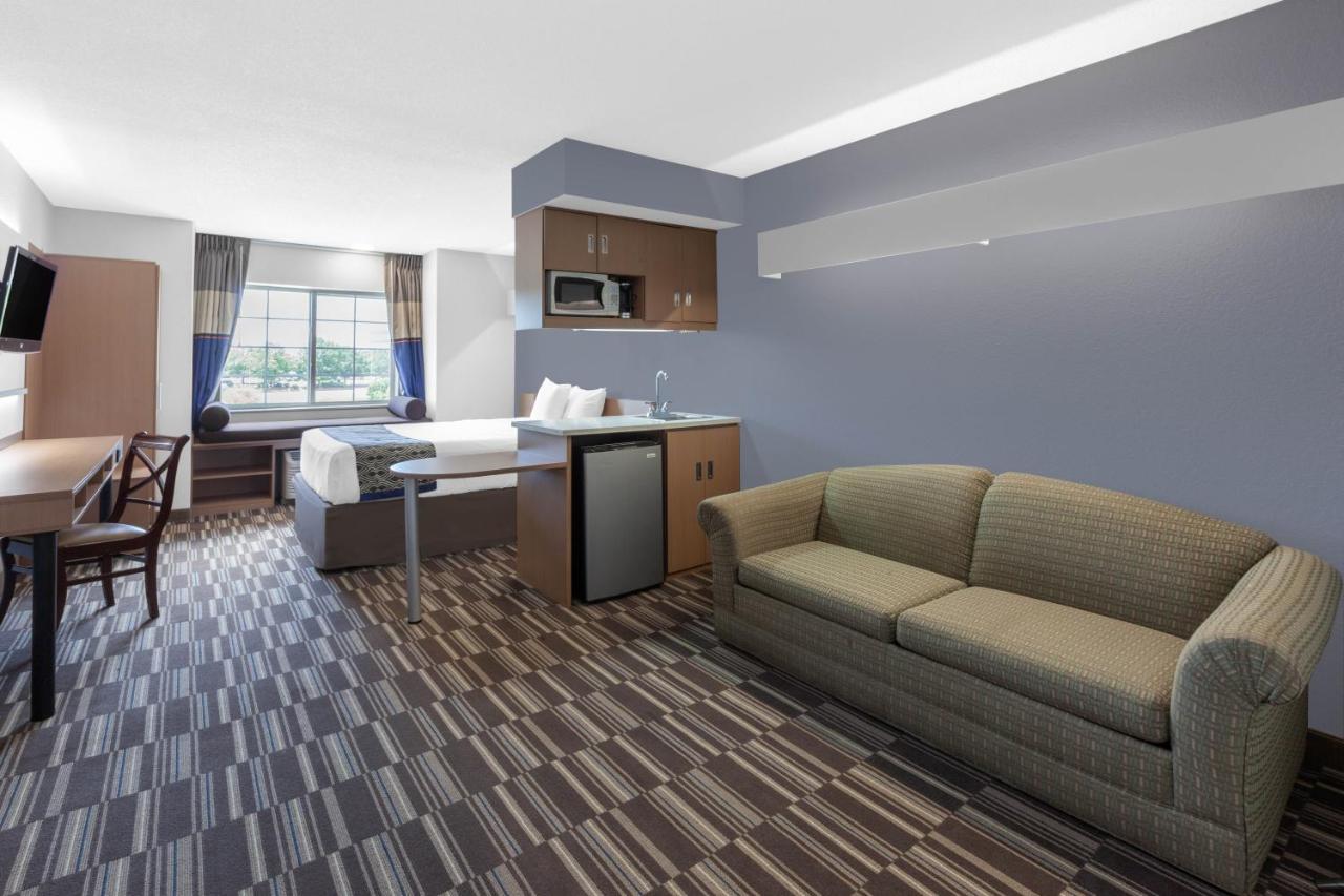 Queen Room - Non-Smoking at Microtel Inn & Suites by Wyndham Baltimore BWI Airport