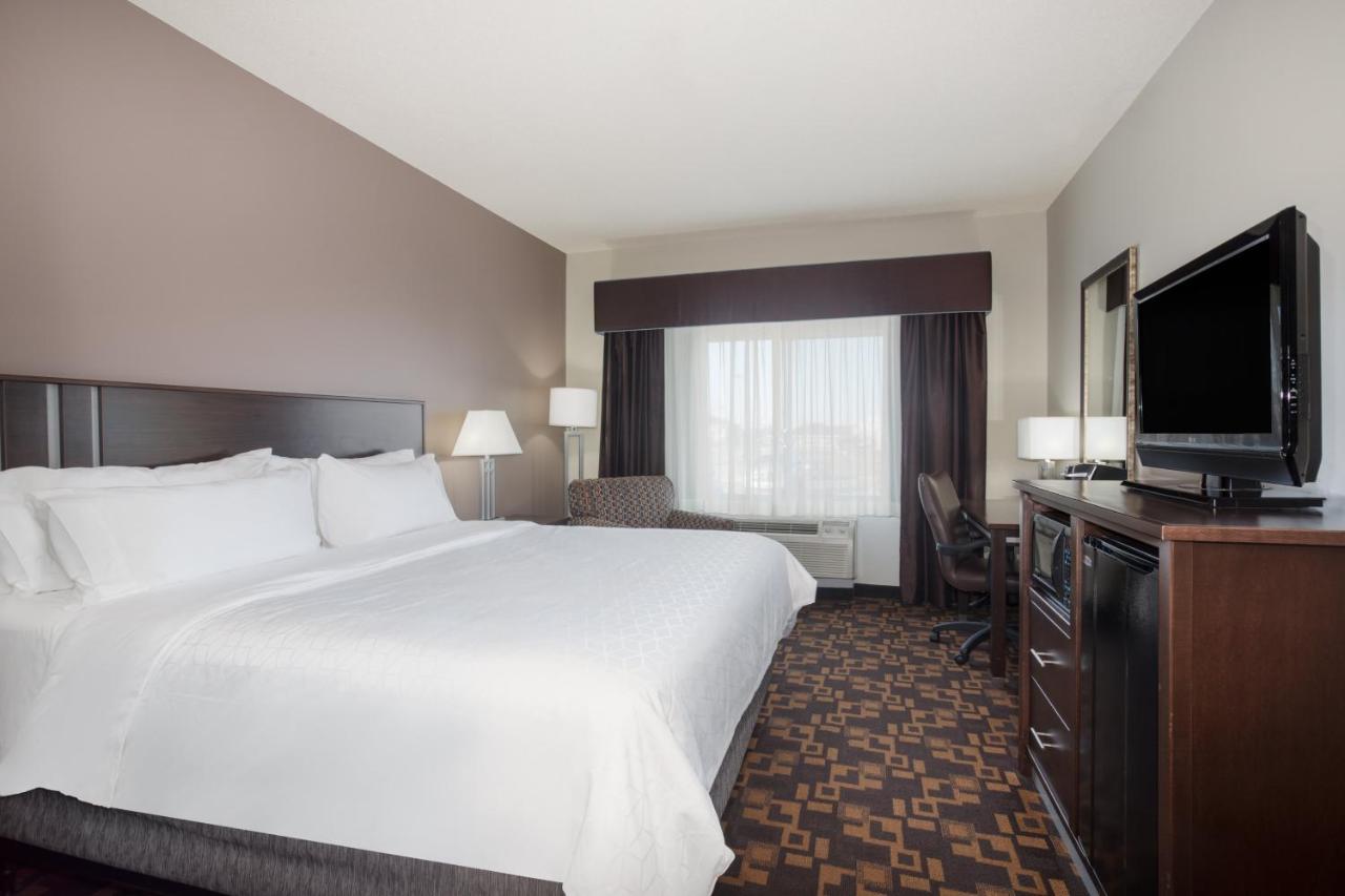 Standard King Room with Mobility Accessible Roll-In Shower at Holiday Inn Express & Suites Yankton by IHG