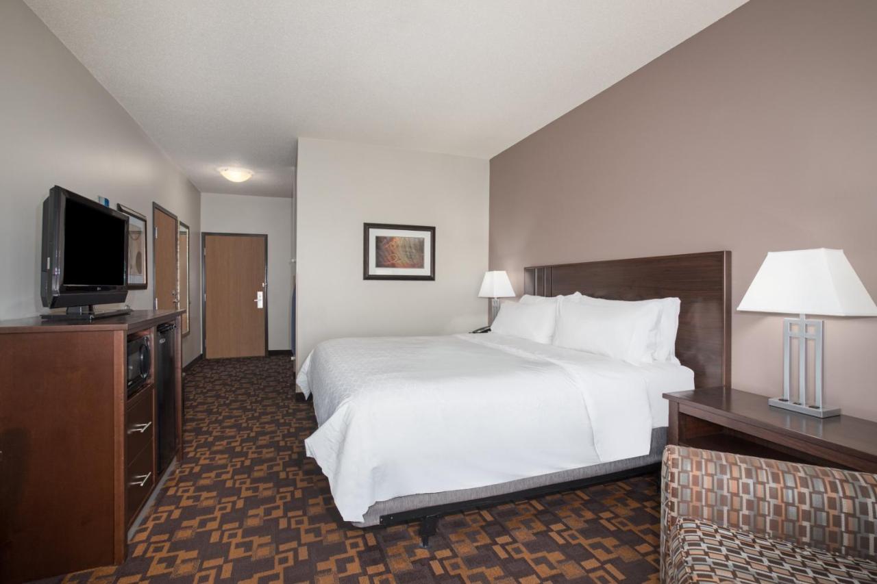 Standard King Room with Mobility Accessible Roll-In Shower at Holiday Inn Express & Suites Yankton by IHG