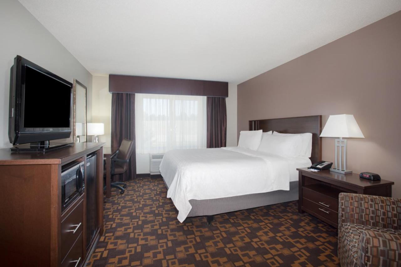 Standard King Room with Mobility Accessible Tub at Holiday Inn Express & Suites Yankton by IHG