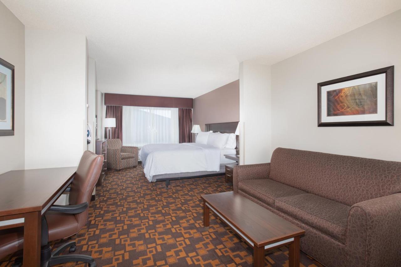King Suite with Mobilty Accessible Tub at Holiday Inn Express & Suites Yankton by IHG