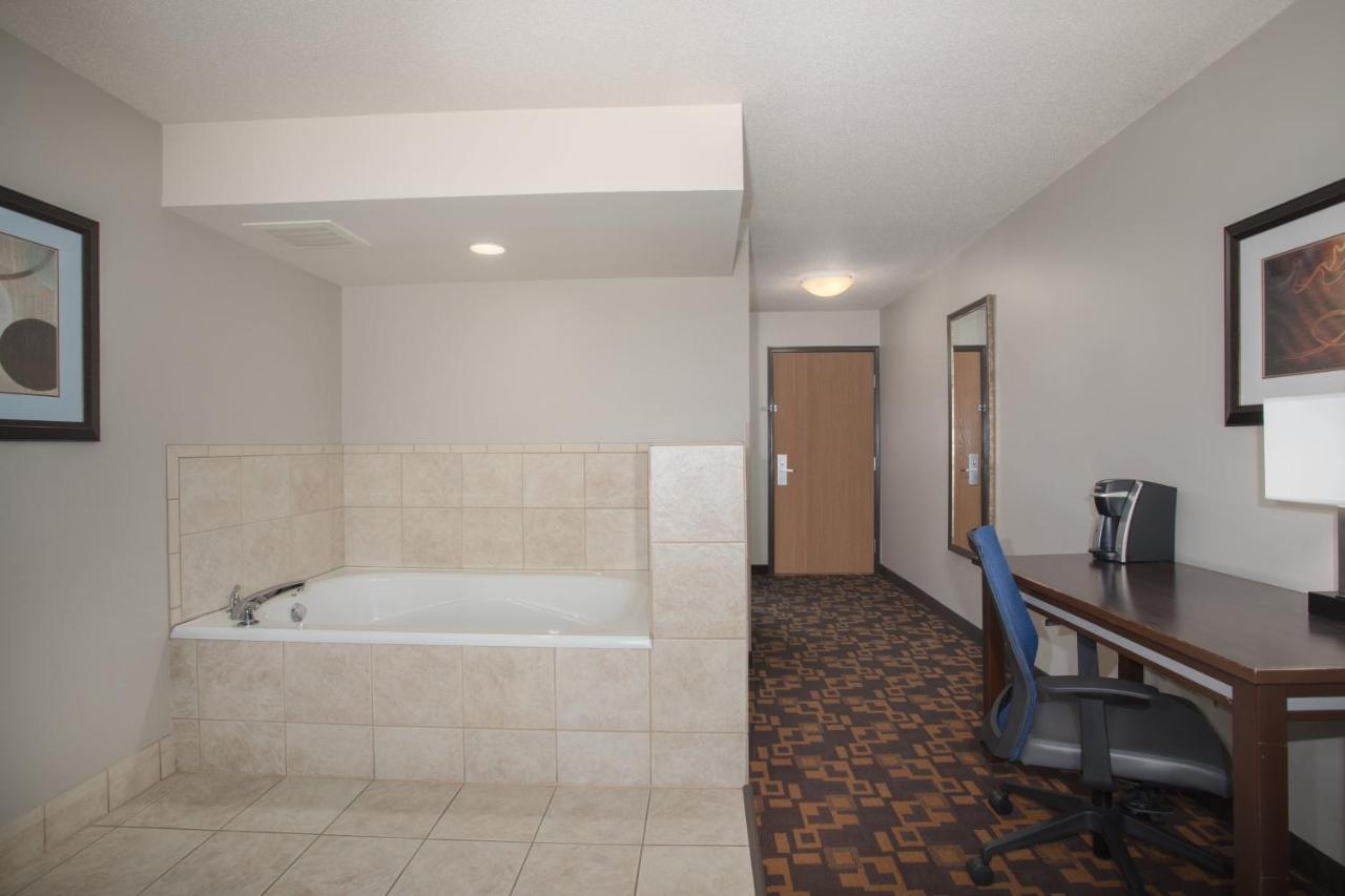 King Room with Spa Bath - Non-Smoking at Holiday Inn Express & Suites Yankton by IHG