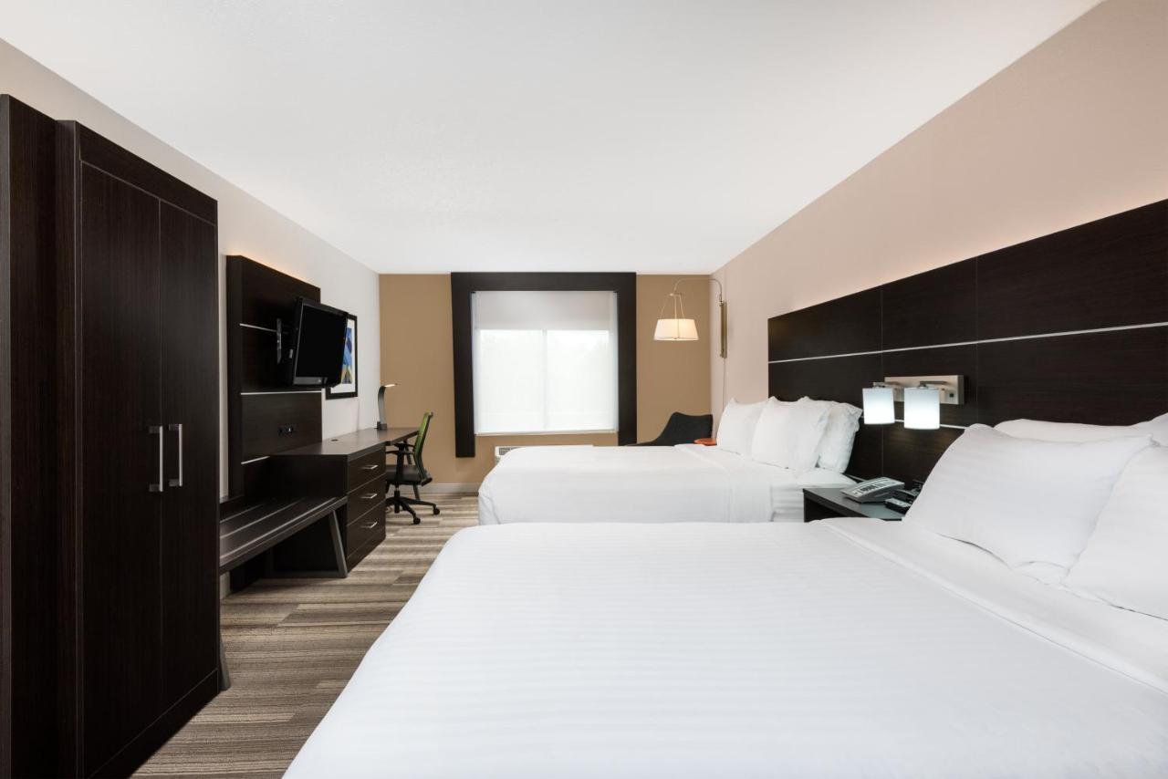 Queen Room with Two Queen Beds - Mobility Access Tub/Non-Smoking at Holiday Inn Express Hillsville by IHG
