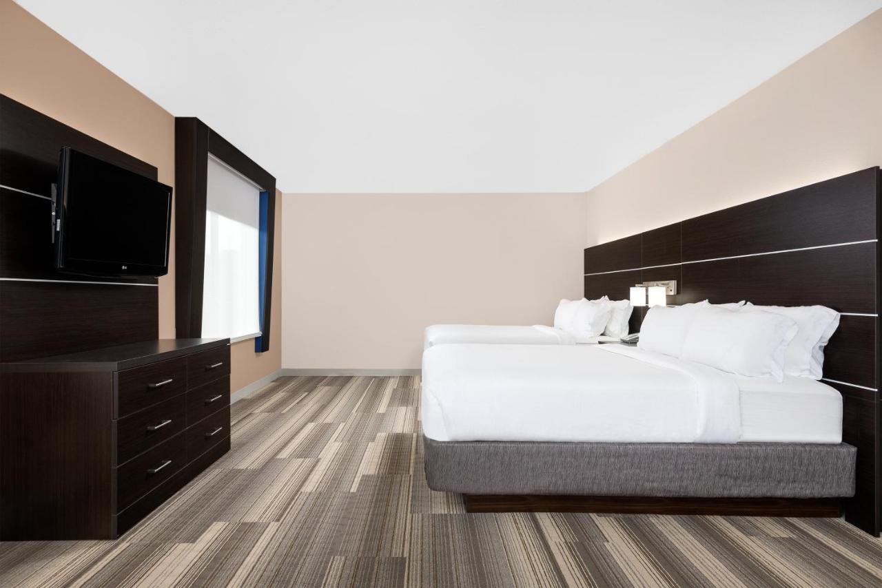 Queen Suite with Two Queen Beds at Holiday Inn Express Hillsville by IHG