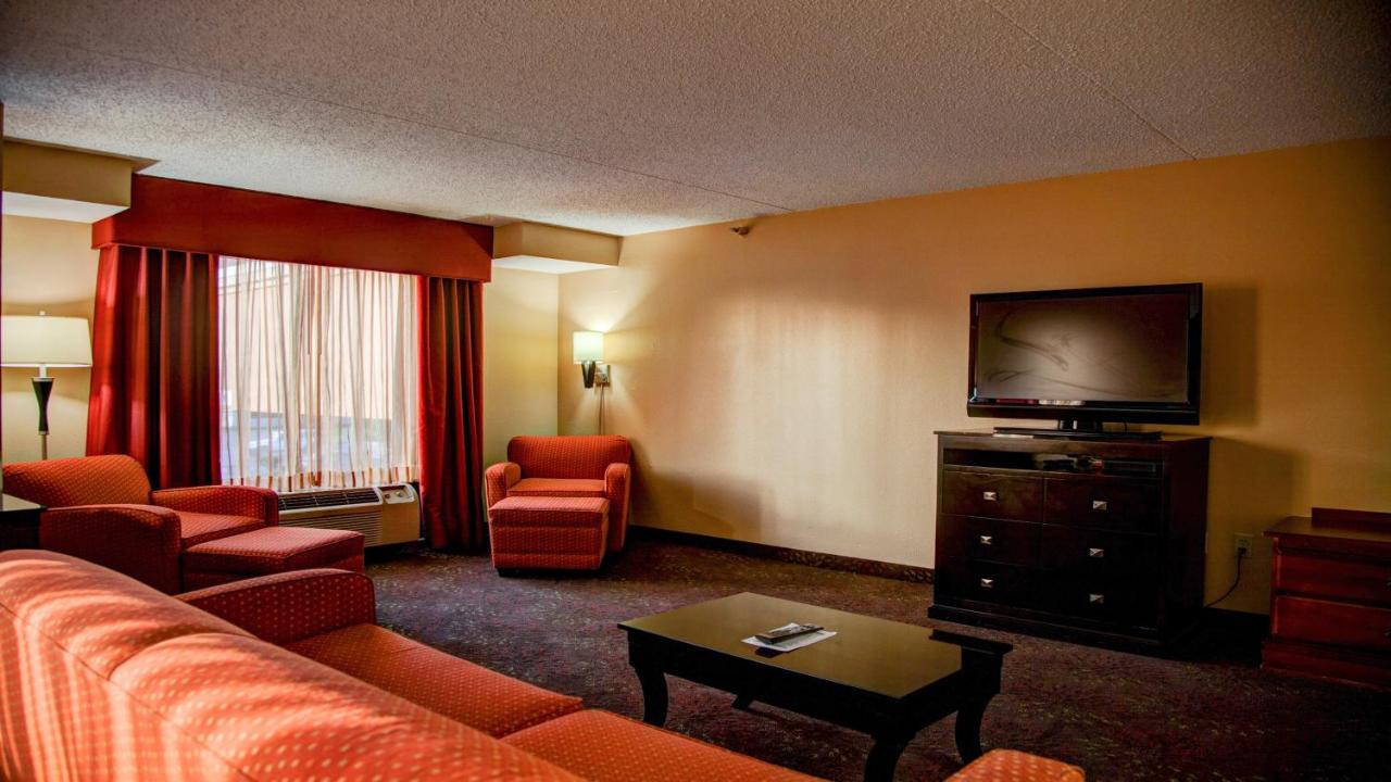 One-Bedroom King Suite with Sofa Bed at Country Inn & Suites by Radisson, Tyler University Area
