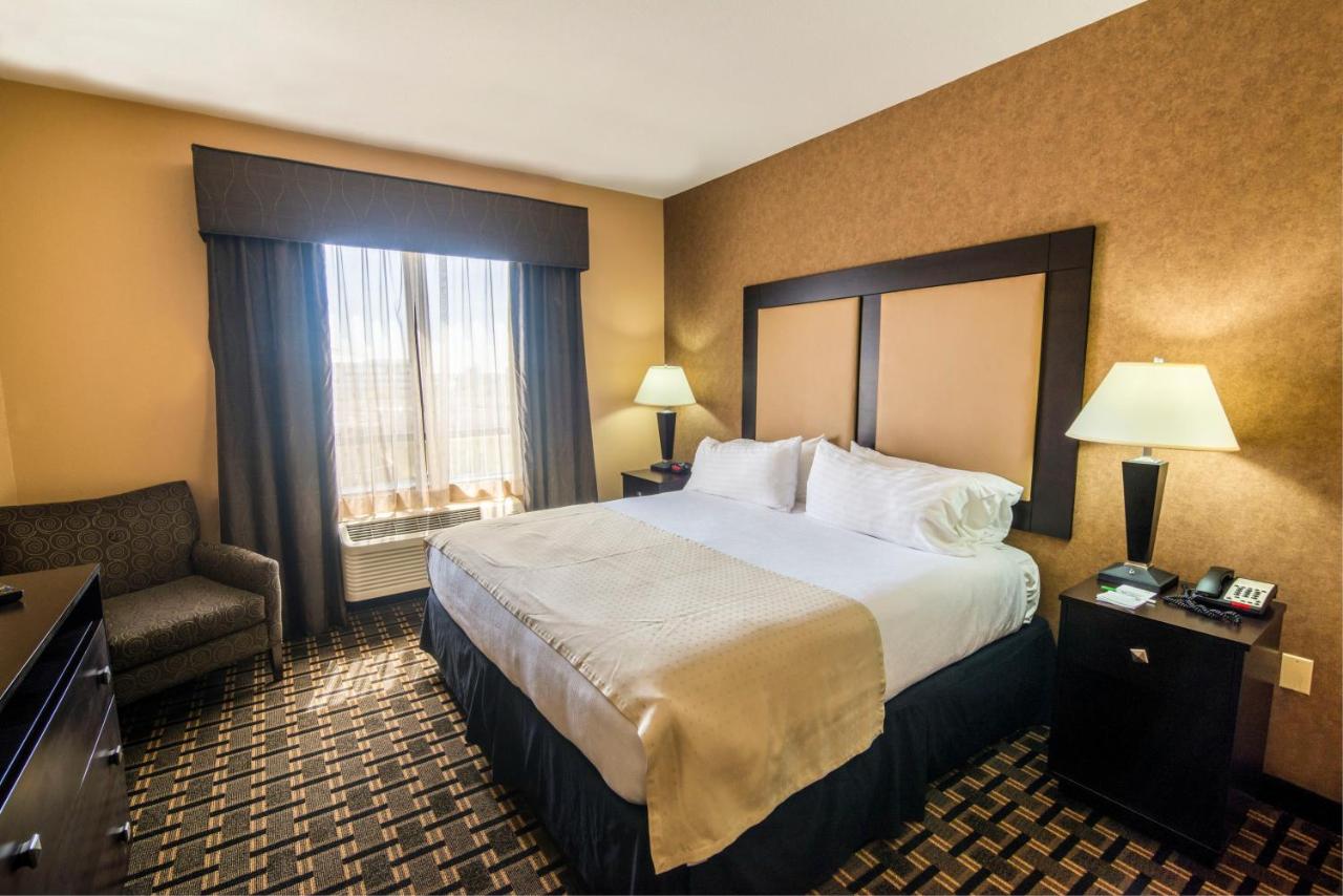 King Suite - Disability Access at Holiday Inn Arlington NE-Rangers Ballpark, an IHG Hotel