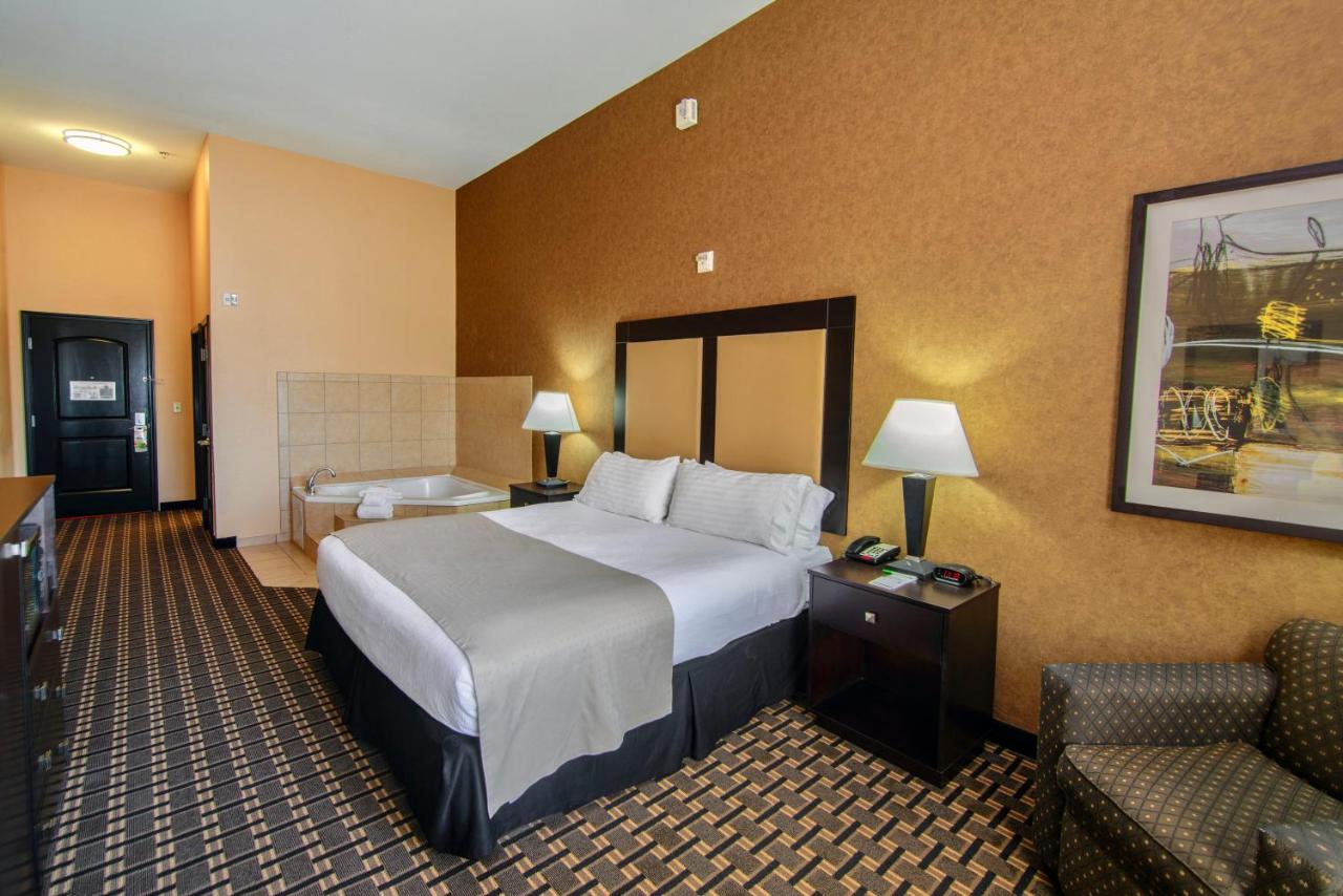 King Room with Spa Bath - Non-Smoking at Holiday Inn Arlington NE-Rangers Ballpark, an IHG Hotel