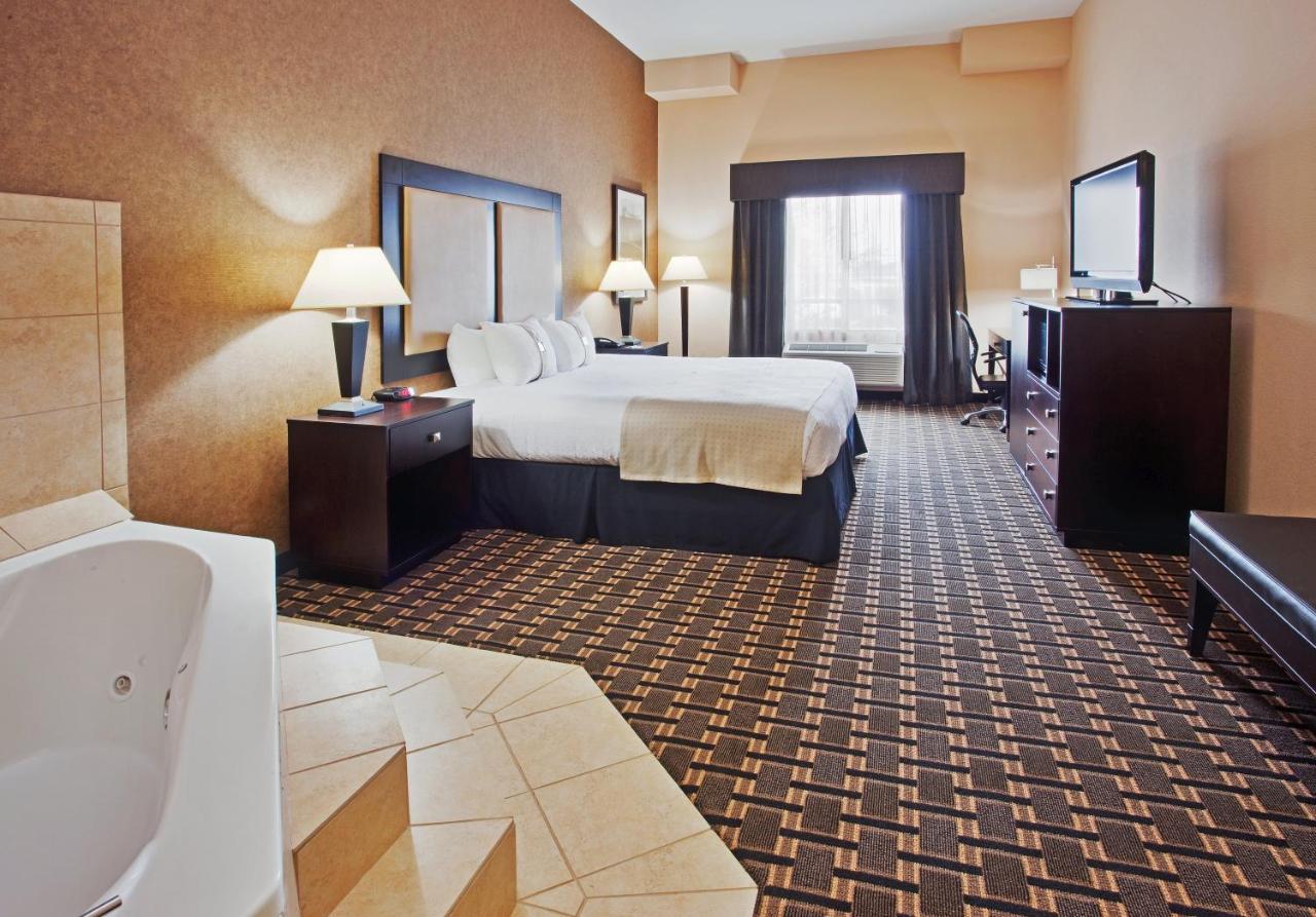 King Room with Spa Bath - Non-Smoking at Holiday Inn Arlington NE-Rangers Ballpark, an IHG Hotel