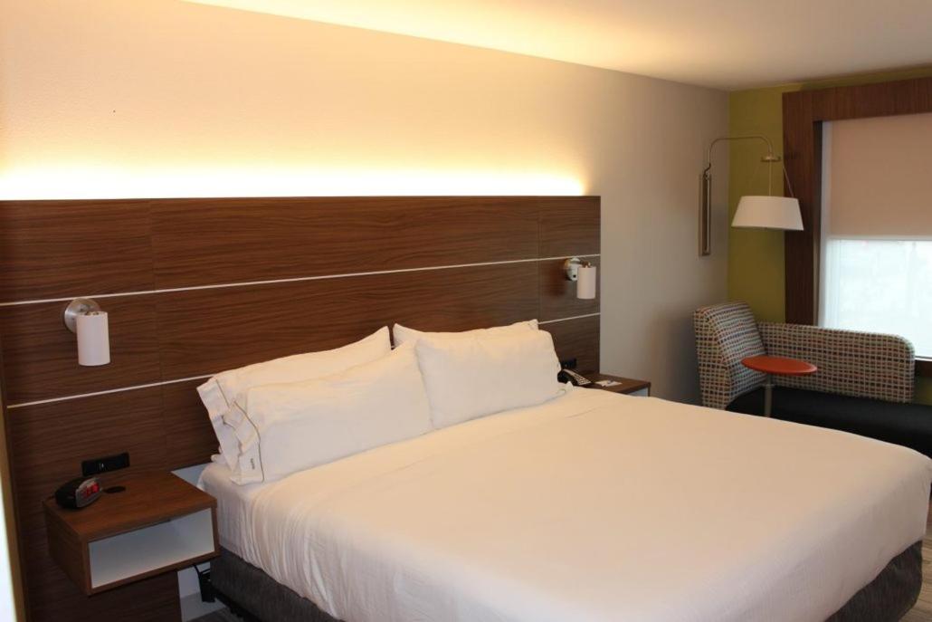 King Room - Hearing Accessible - Roll-in Shower at Holiday Inn Express Wilmington North - Brandywine, an IHG Hotel