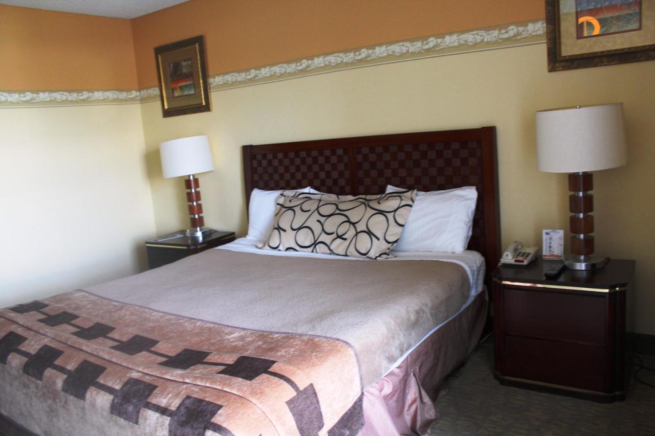 Queen Room at Shalimar Hotel of Las Vegas