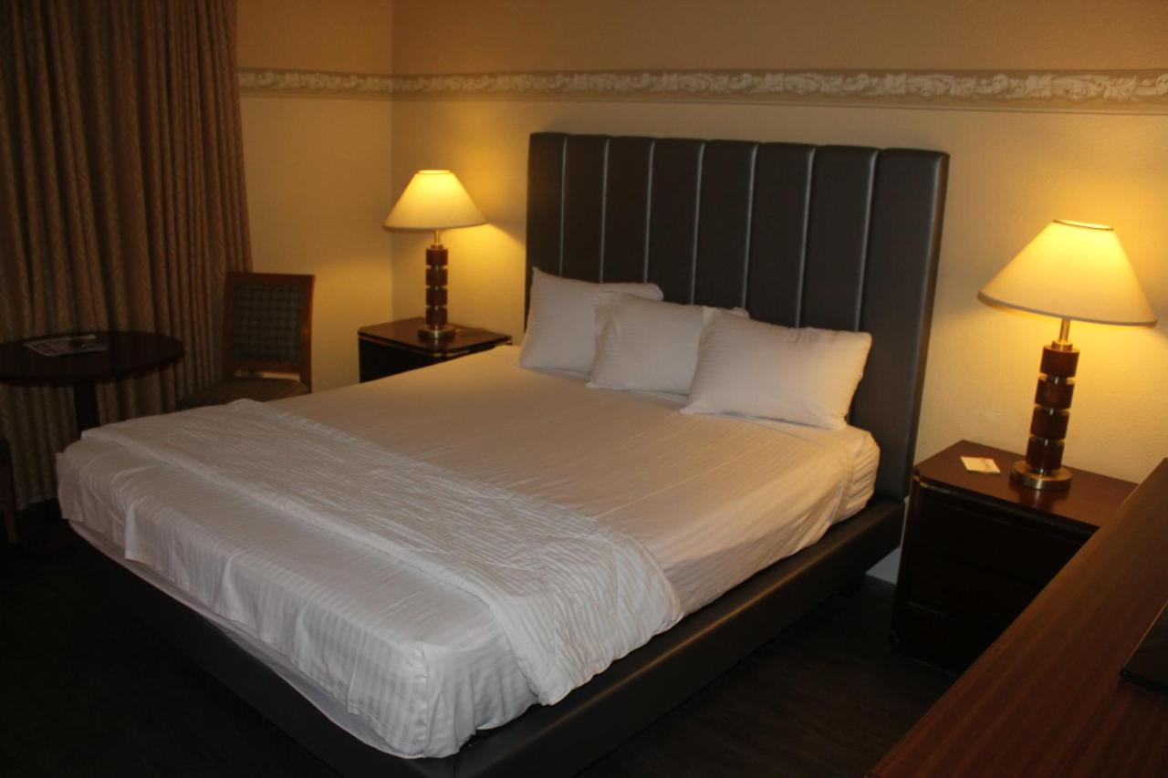 Queen Room at Shalimar Hotel of Las Vegas