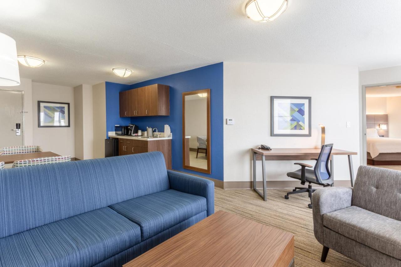 King Suite at Holiday Inn Express & Suites Scottsburg by IHG