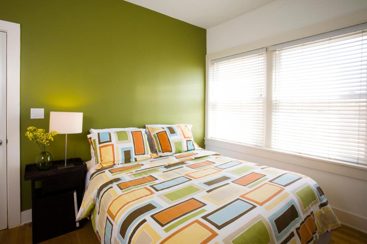 One Bedroom Suite - 1 Queen Bed and 1 Sofa Bed  at Venice Suites