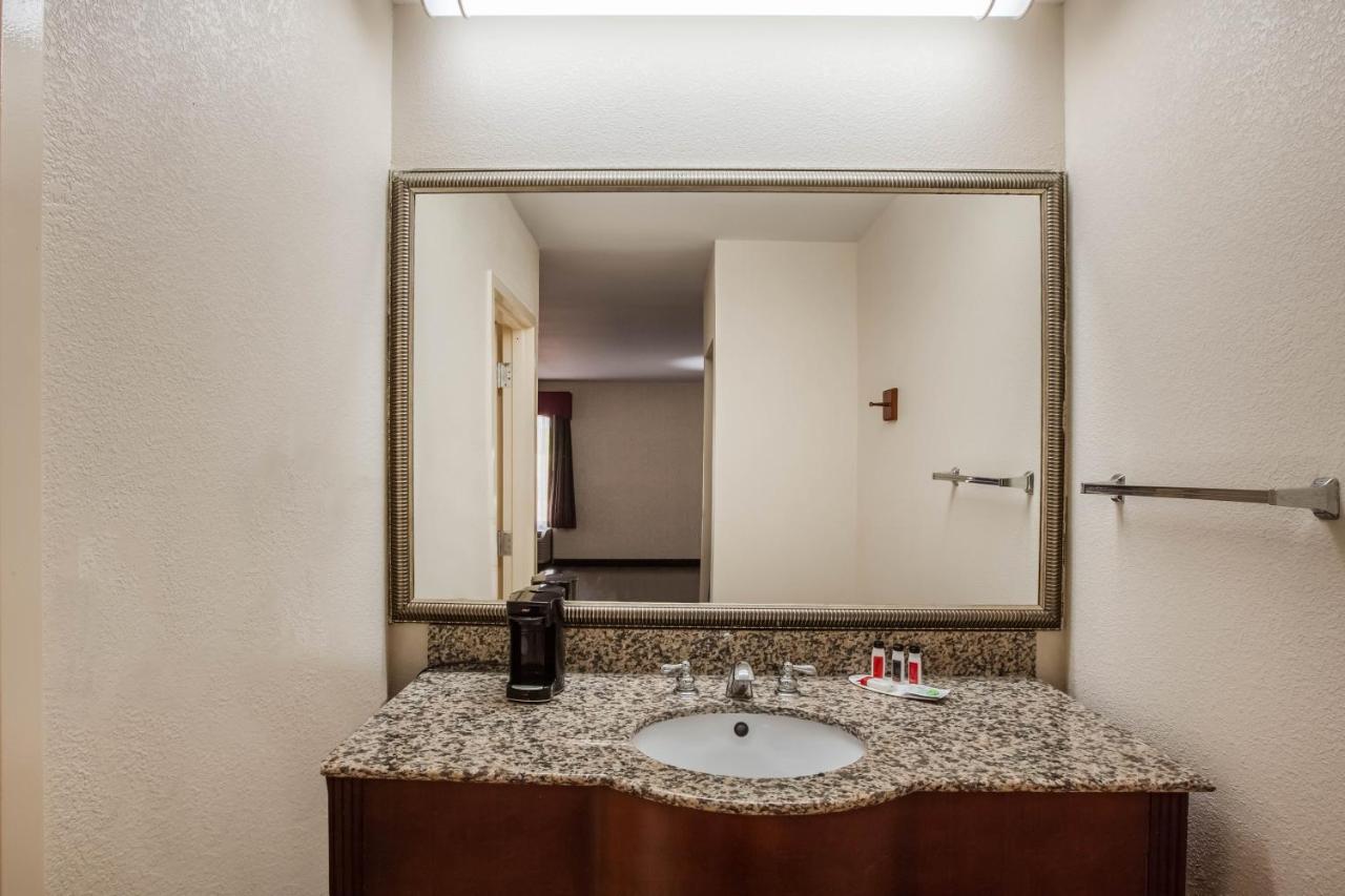 King Room - Non-Smoking at Days Inn & Suites by Wyndham Tyler