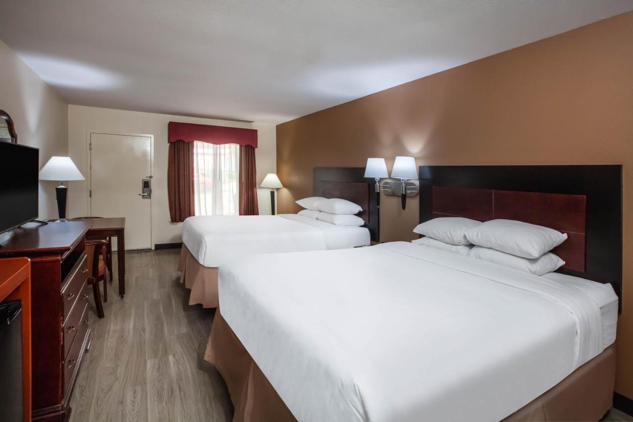 Queen Room - Disability Access at Days Inn & Suites by Wyndham Tyler