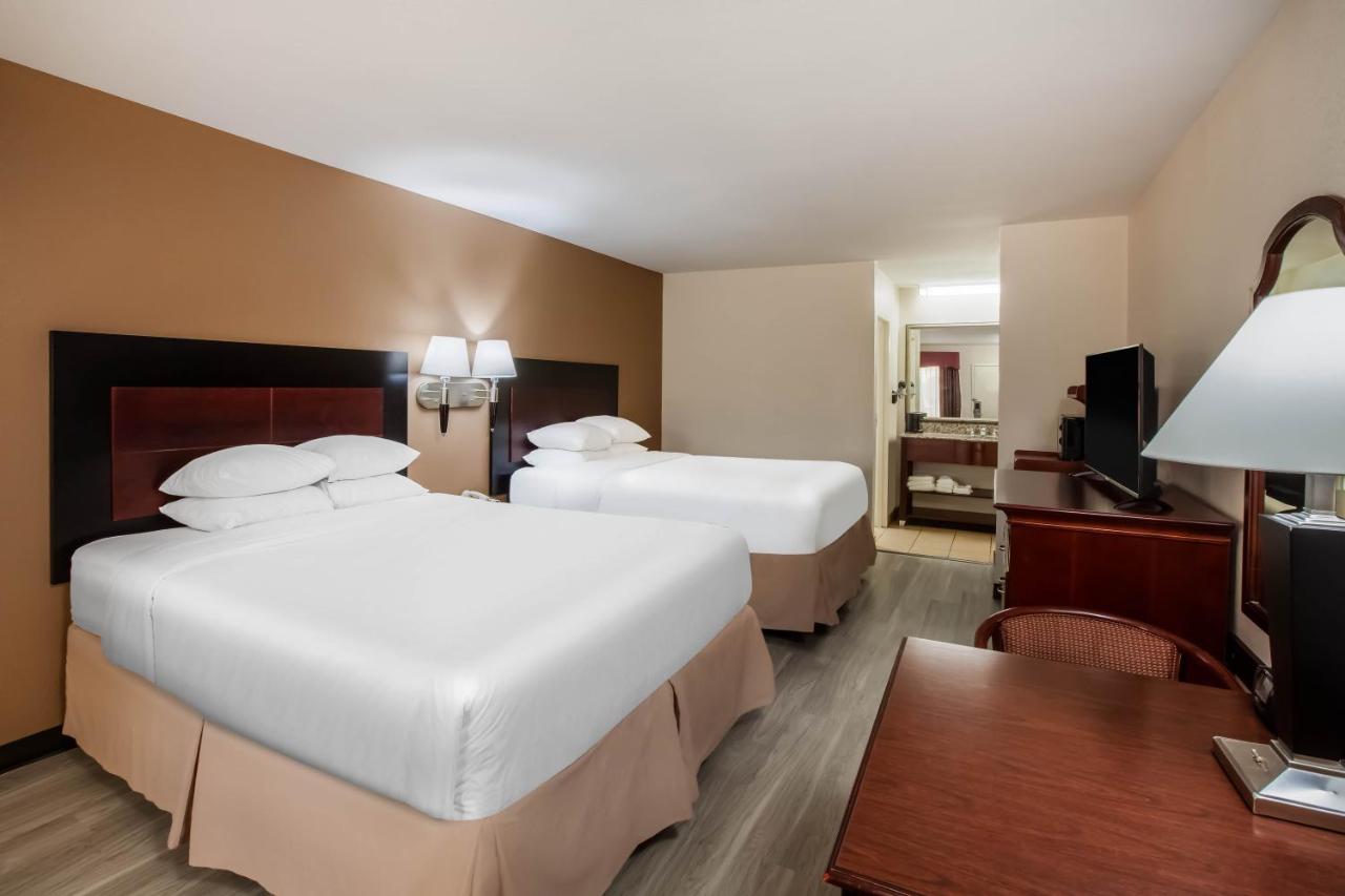 Queen Room - Disability Access at Days Inn & Suites by Wyndham Tyler