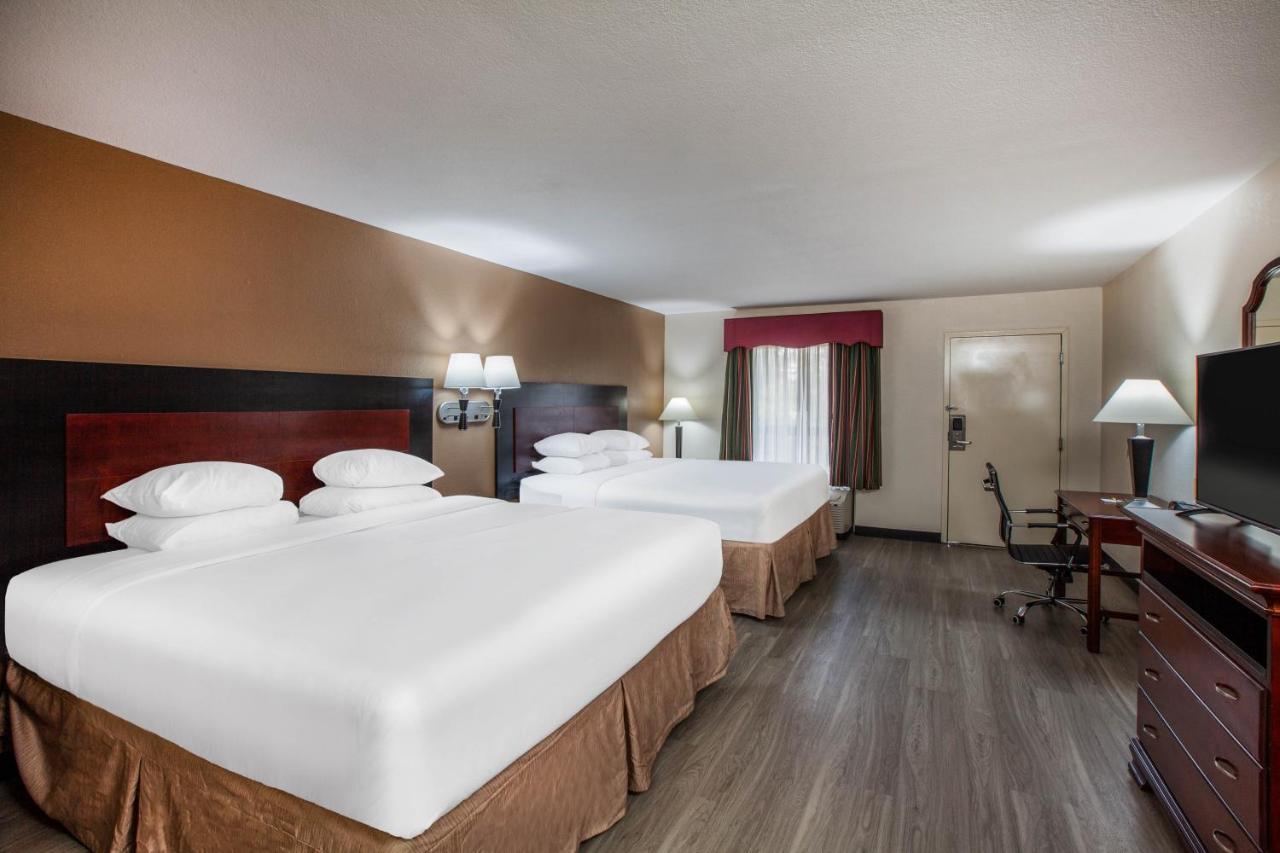 Queen Room - Disability Access at Days Inn & Suites by Wyndham Tyler