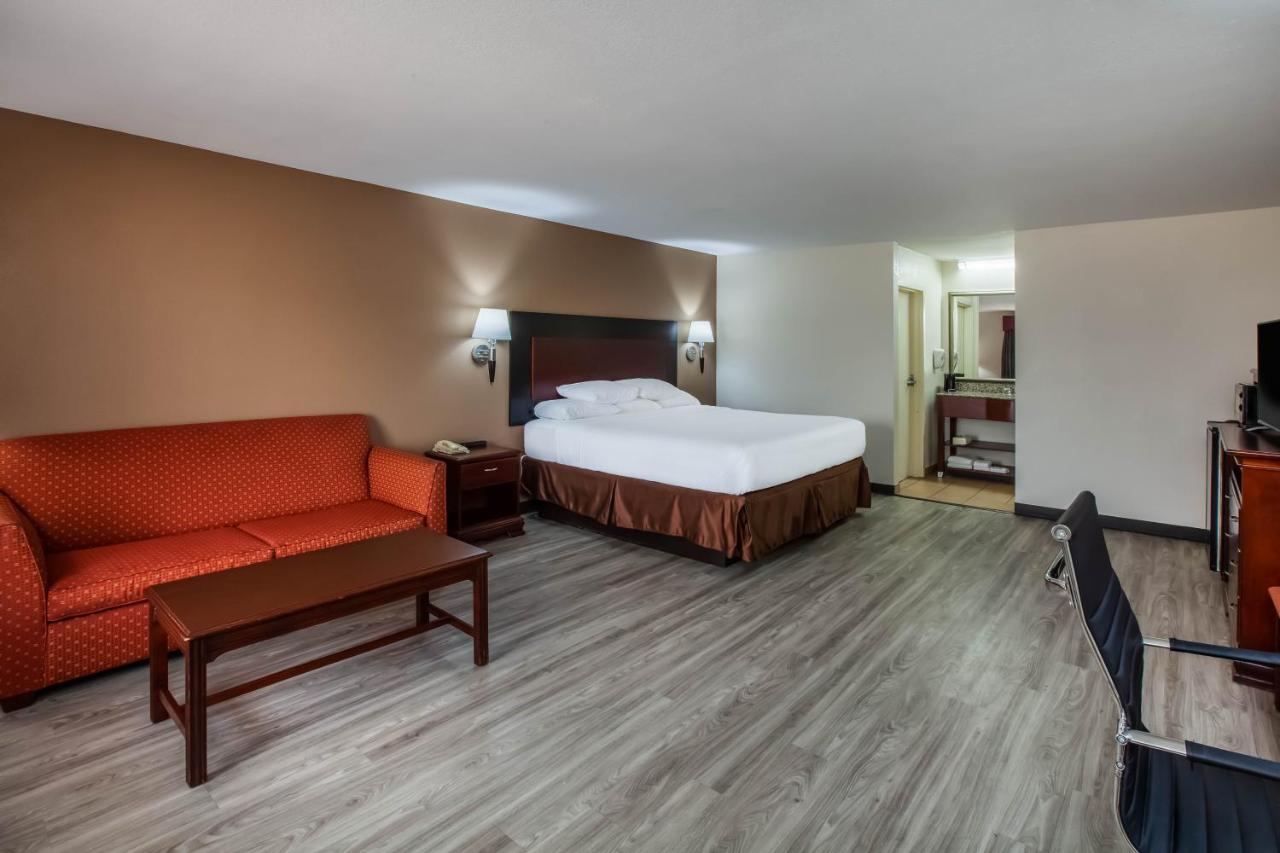 Studio King Suite - Non-Smoking at Days Inn & Suites by Wyndham Tyler