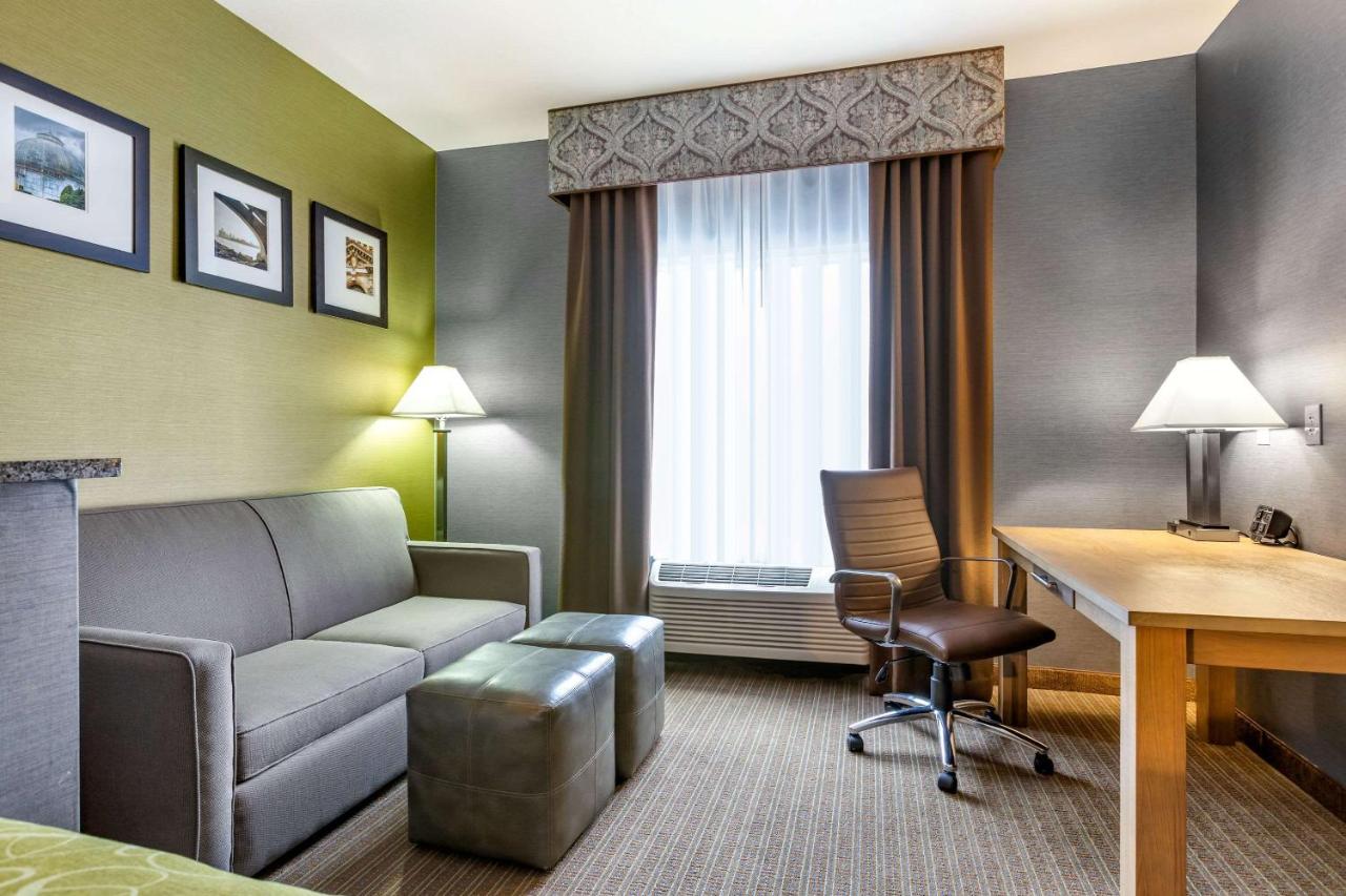 Queen Suite at Comfort Suites Southgate-Detroit