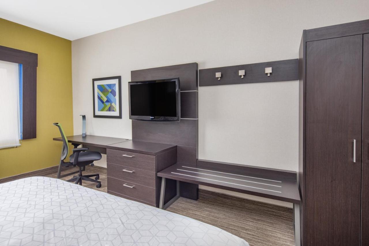 King Room at Holiday Inn Express Hotel & Suites Bishop by IHG