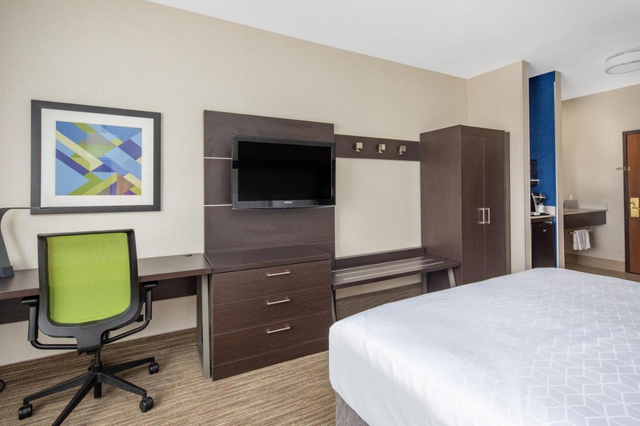 King Room at Holiday Inn Express Hotel & Suites Bishop by IHG