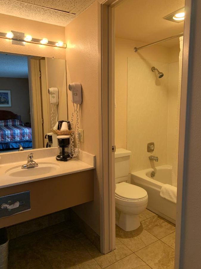 1 Queen Bed Non-Smoking at Hardman House Inn & Suites