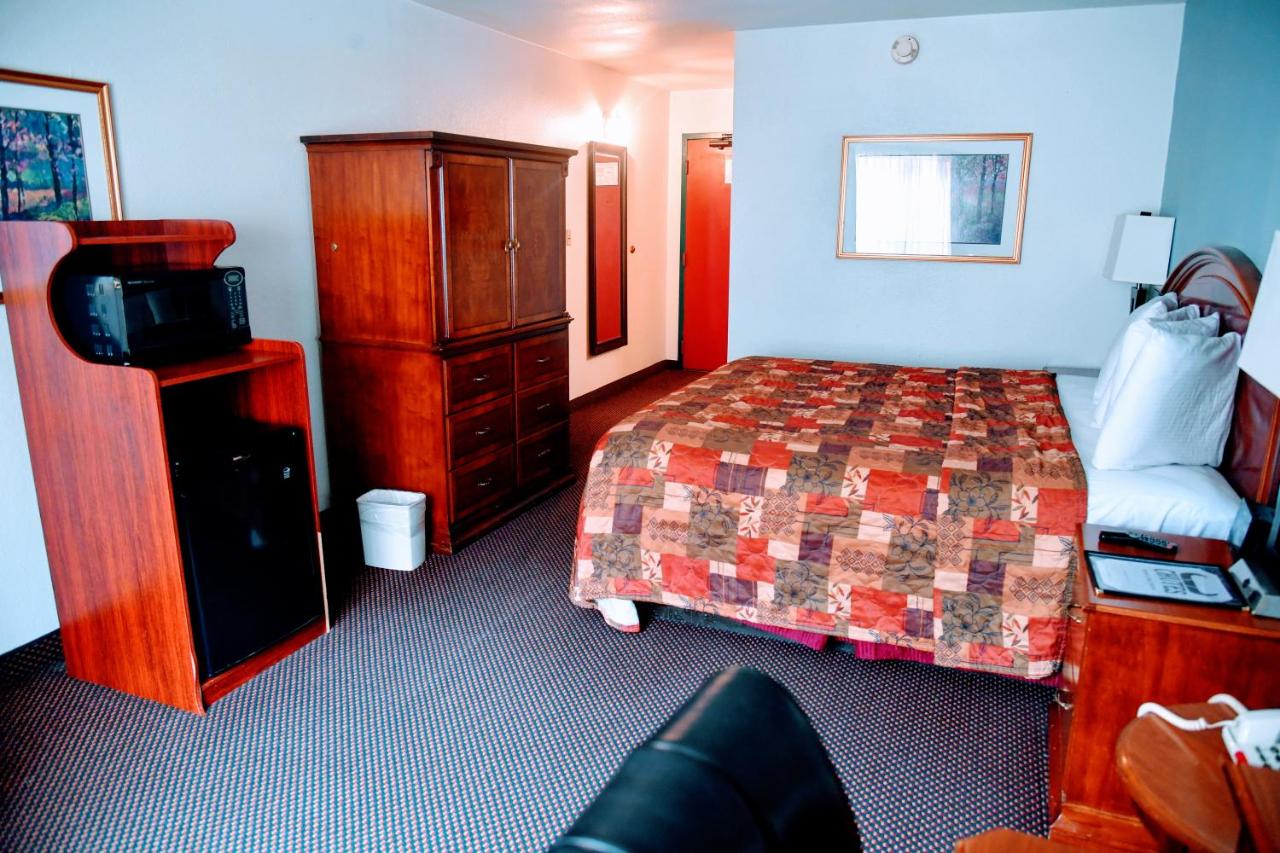 King Room - Non-Smoking at Douglas Inn & Conference Center