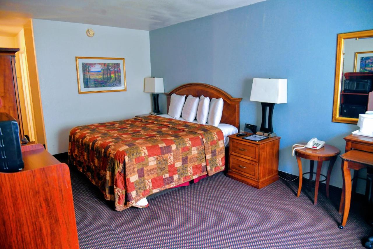King Room - Non-Smoking at Douglas Inn & Conference Center