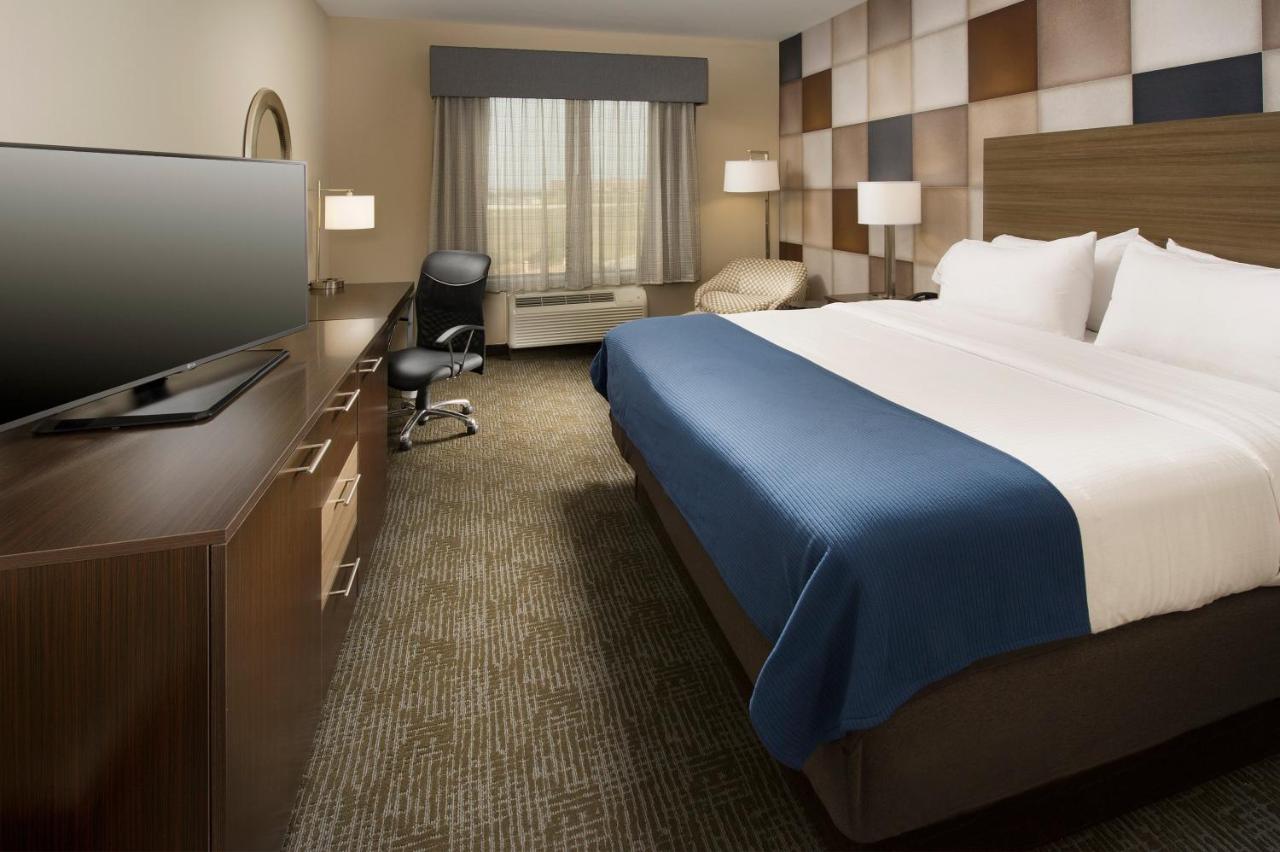 King Room - Mobility Access Tub - Non-Smoking at Holiday Inn Express & Suites Waco South by IHG