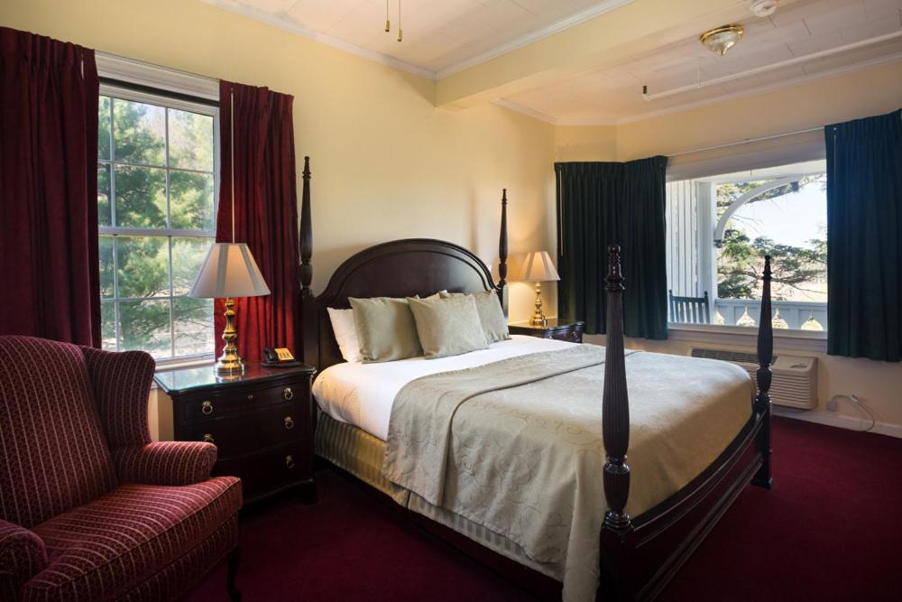 King Suite with Balcony at Green Park Inn
