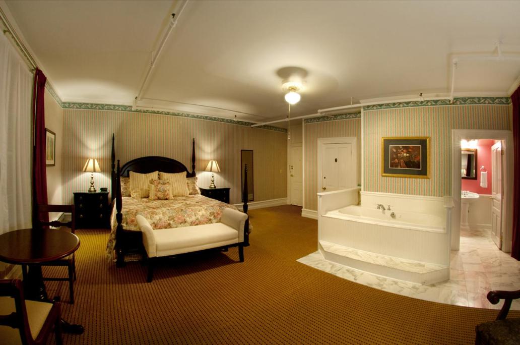 Suite with Spa Bath at Green Park Inn