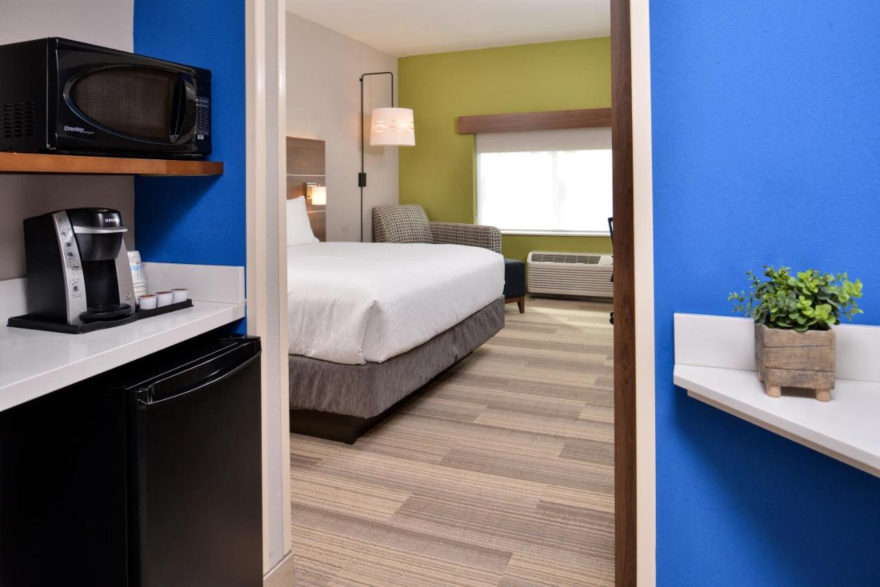 King Room - Hearing Accessible - Non-Smoking at Holiday Inn Express & Suites Alachua - Gainesville Area by IHG