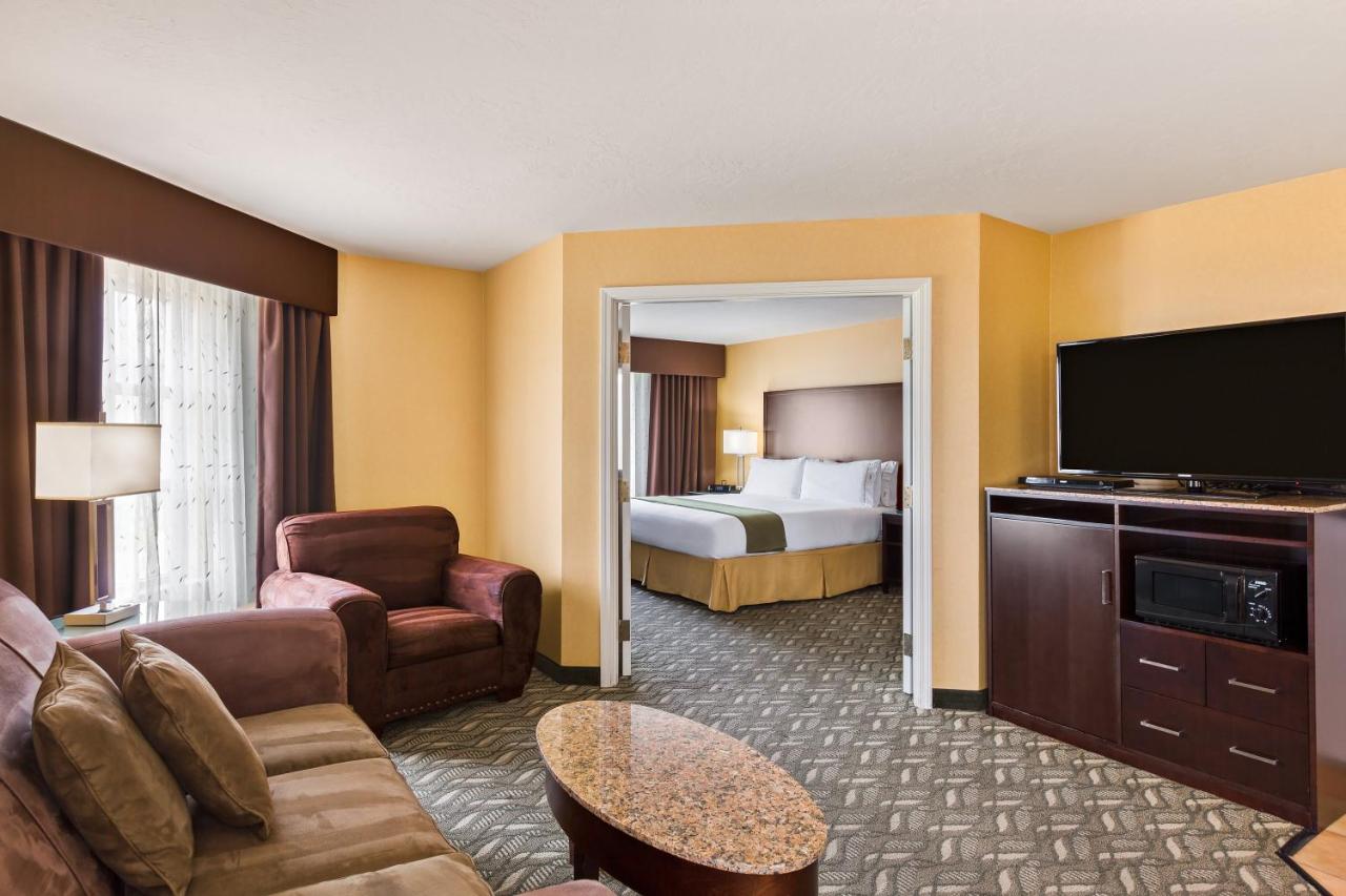 King Suite with Spa Bath at Holiday Inn Express Hotel & Suites San Jose-Morgan Hill by IHG