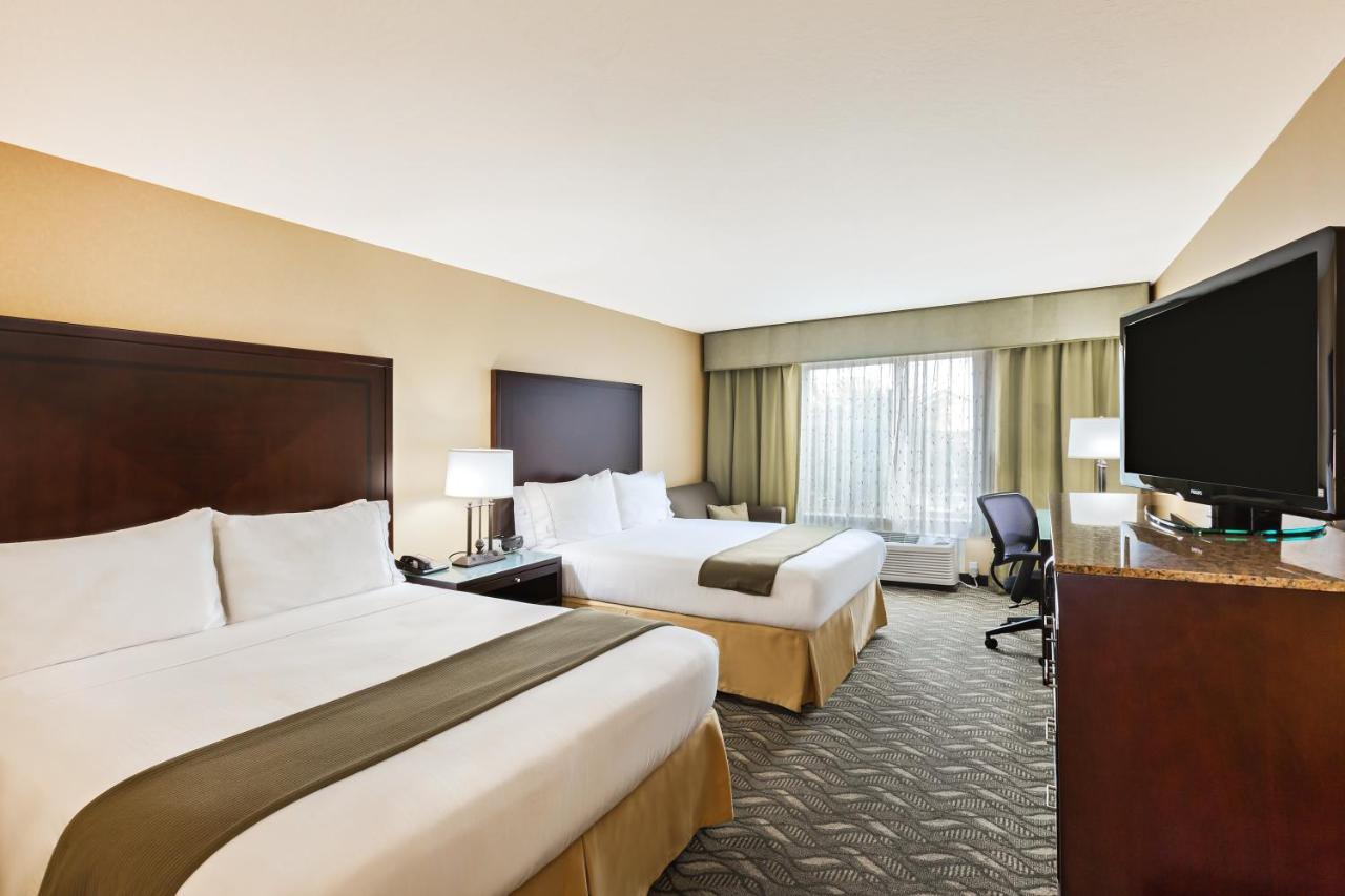 Queen Room with Two Queen Beds at Holiday Inn Express Hotel & Suites San Jose-Morgan Hill by IHG