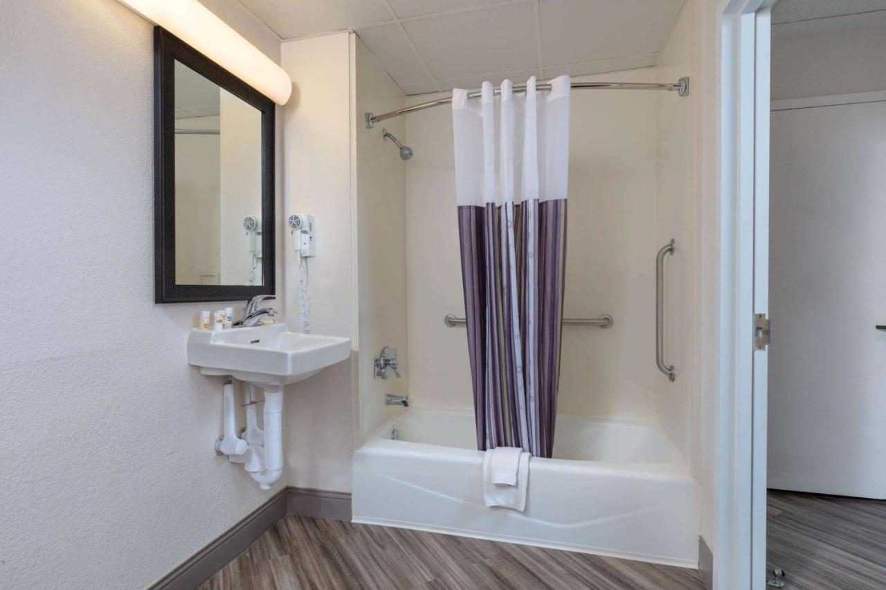 King Room - Disability Access at La Quinta Inn & Suites by Wyndham Clifton/Rutherford