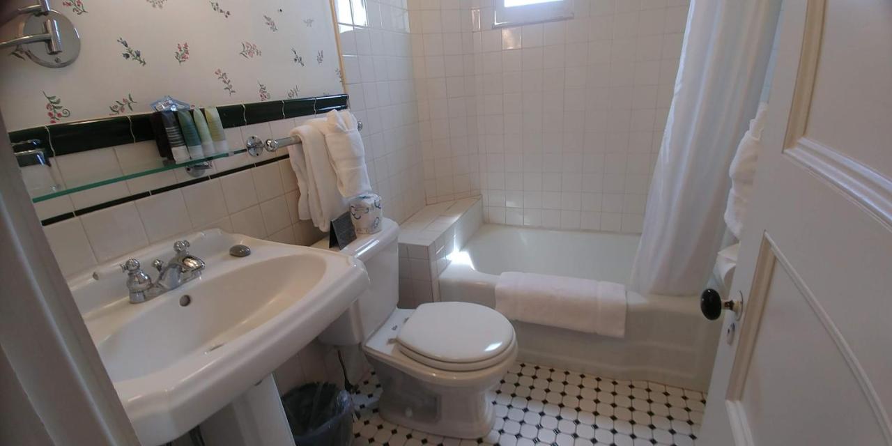 King Suite with Sea View at Asticou Inn