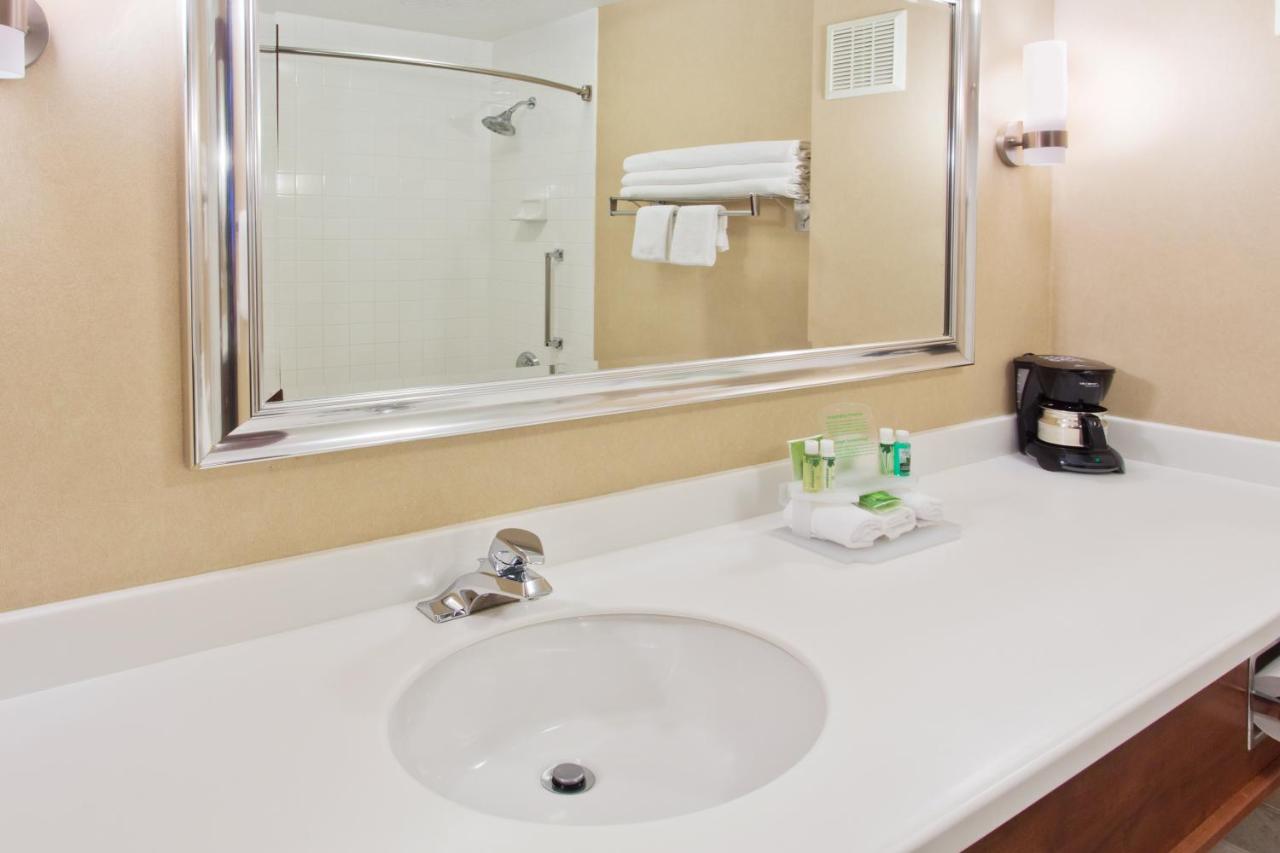 King Suite at Holiday Inn Express Hotel & Suites Portland-NW Downtown by IHG