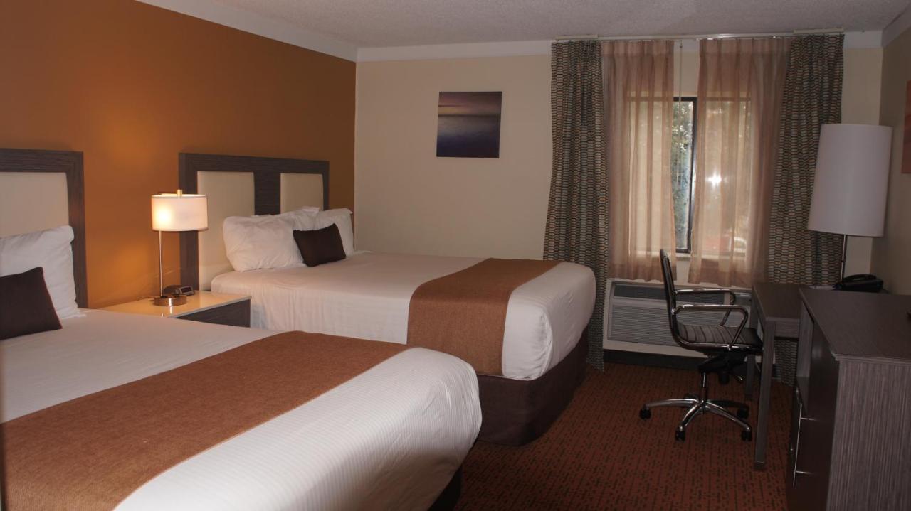 Queen Room with Two Queen Beds - Non-Smoking at Baymont by Wyndham Chicago/Alsip
